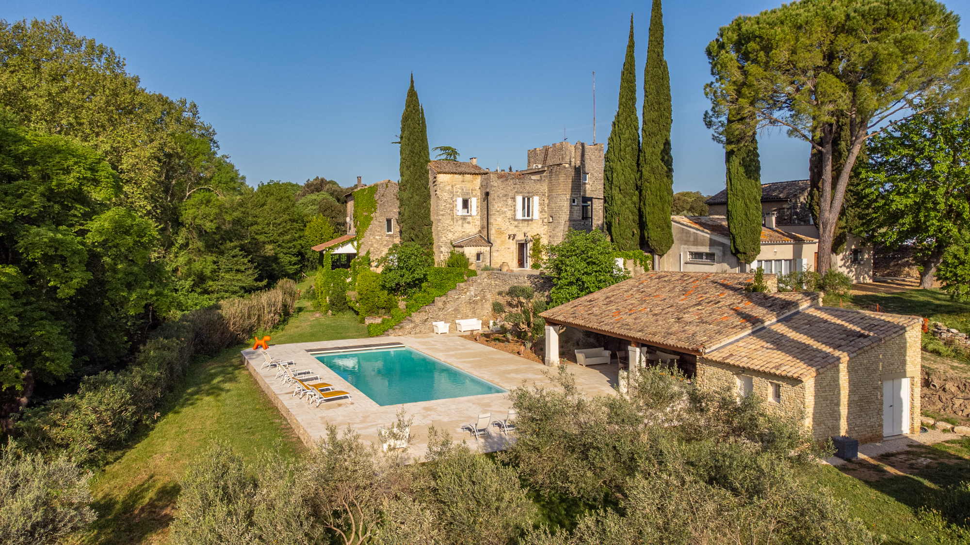 Vista de dron de la finca del Château Les Boissières, propiedad de excepción en el Gard
