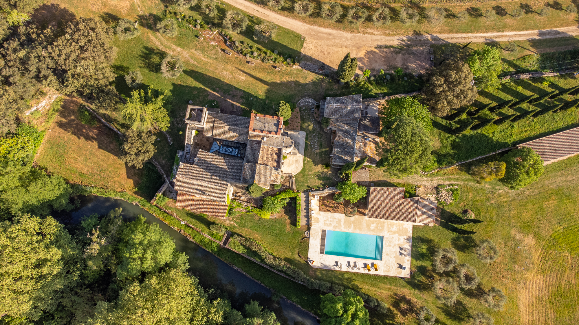 Vista de dron del Château Les Boissières y sus viñedos, Sanilhac Sagriès, Occitania