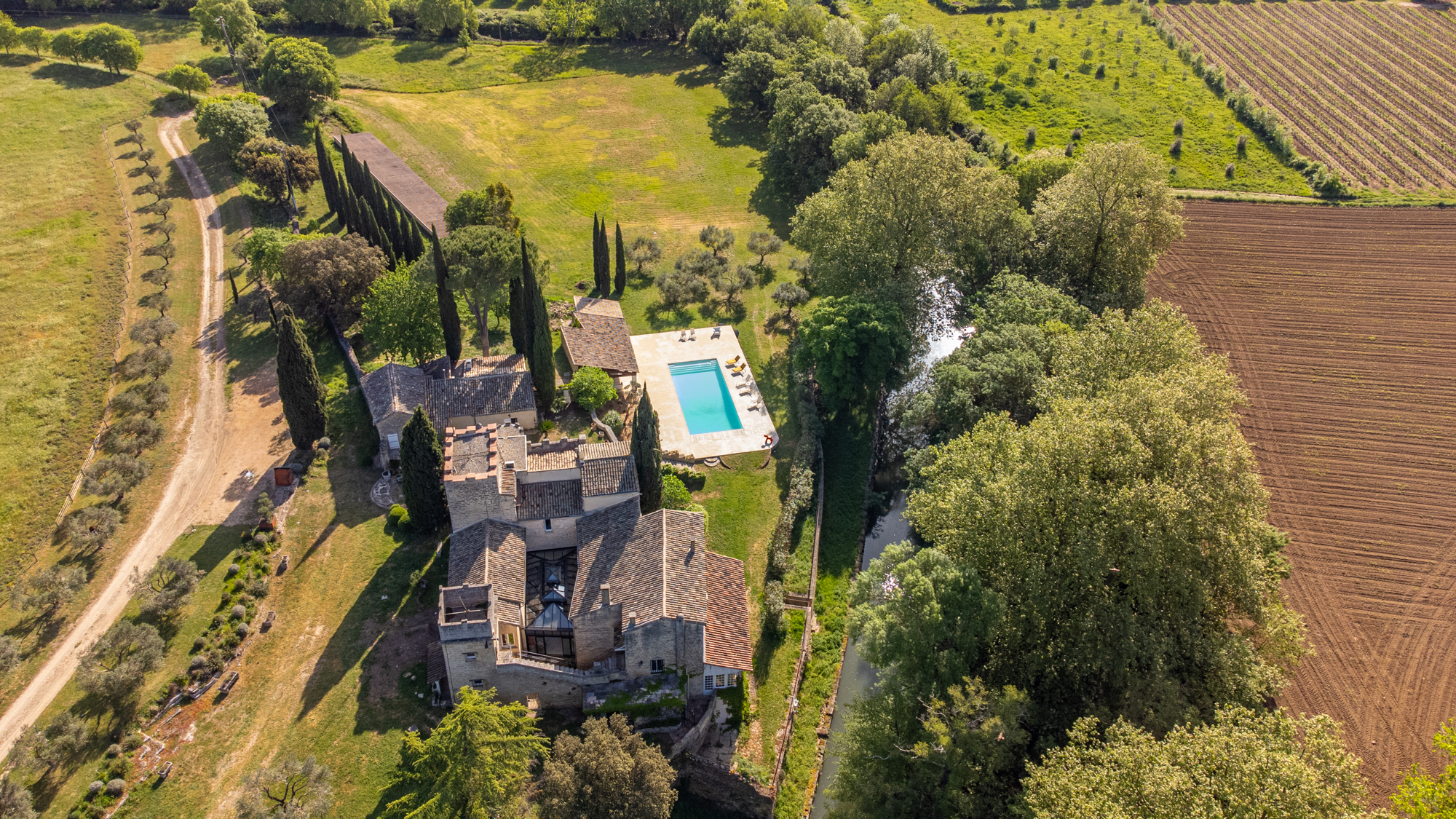 Vista aérea del Château Les Boissières y su parque, propiedad para eventos en el Gard