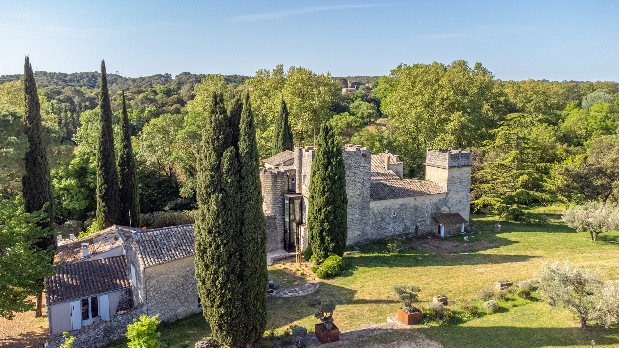 Vista de dron del Château Les Boissières, arquitectura histórica en Sanilhac Sagriès