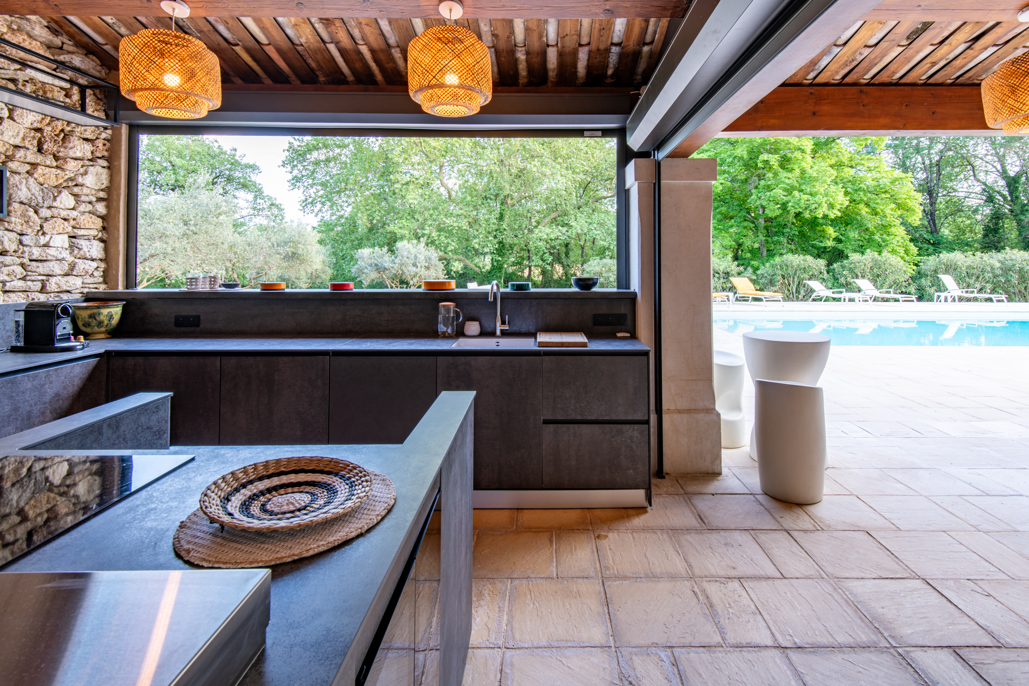 Cocina exterior del Château Les Boissières, propiedad de prestigio en Sanilhac Sagriès