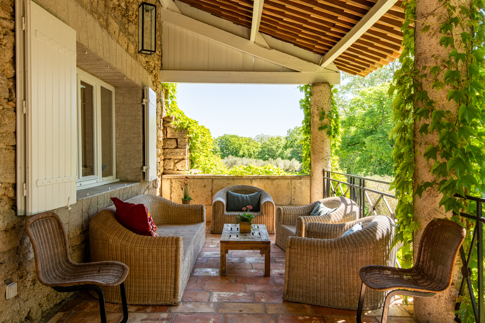 Espacio exterior acondicionado del Château Les Boissières, Sanilhac Sagriès, Gard