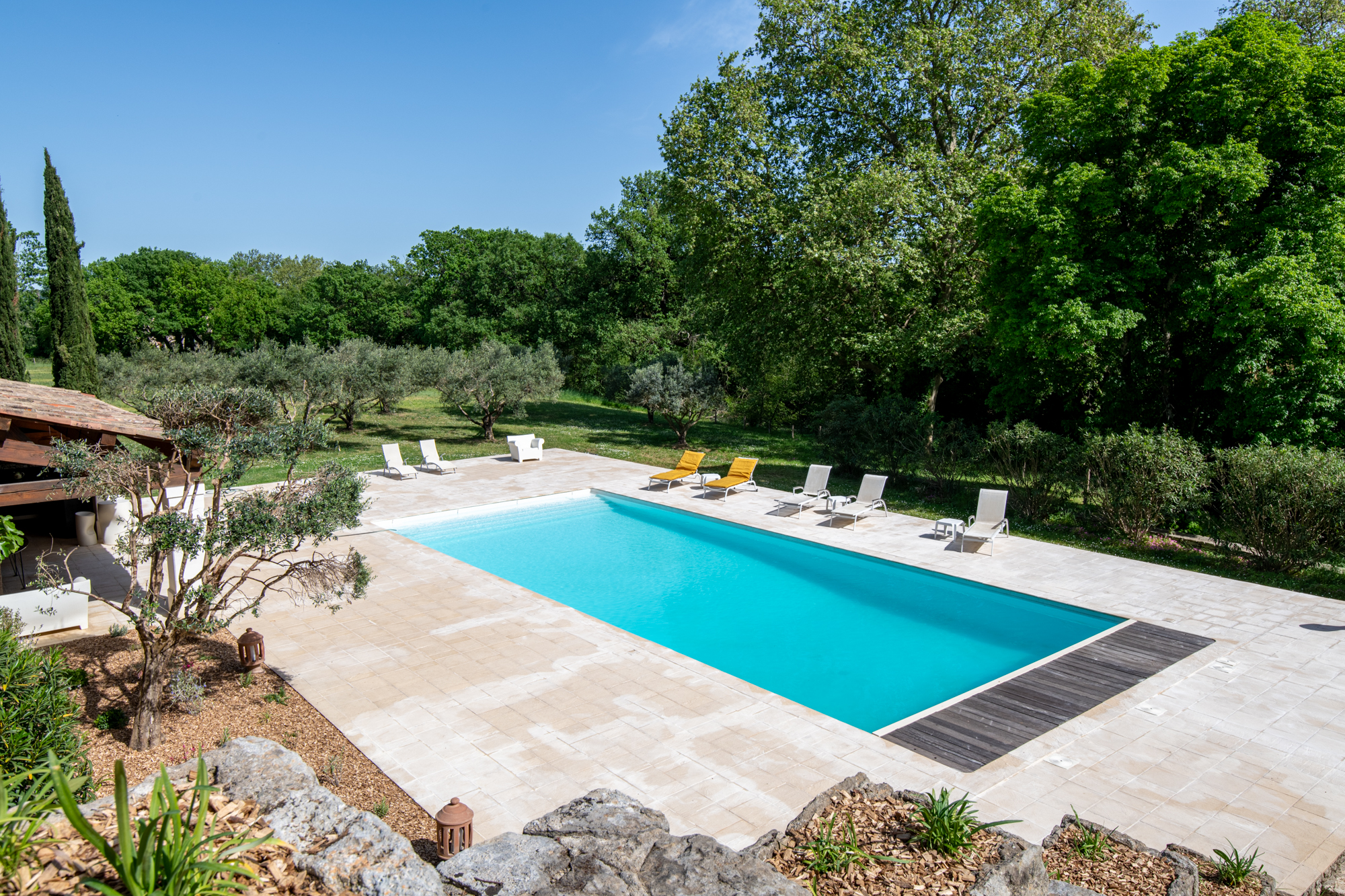 Piscina iluminada de noche en el Château Les Boissières, propiedad para eventos en el Gard