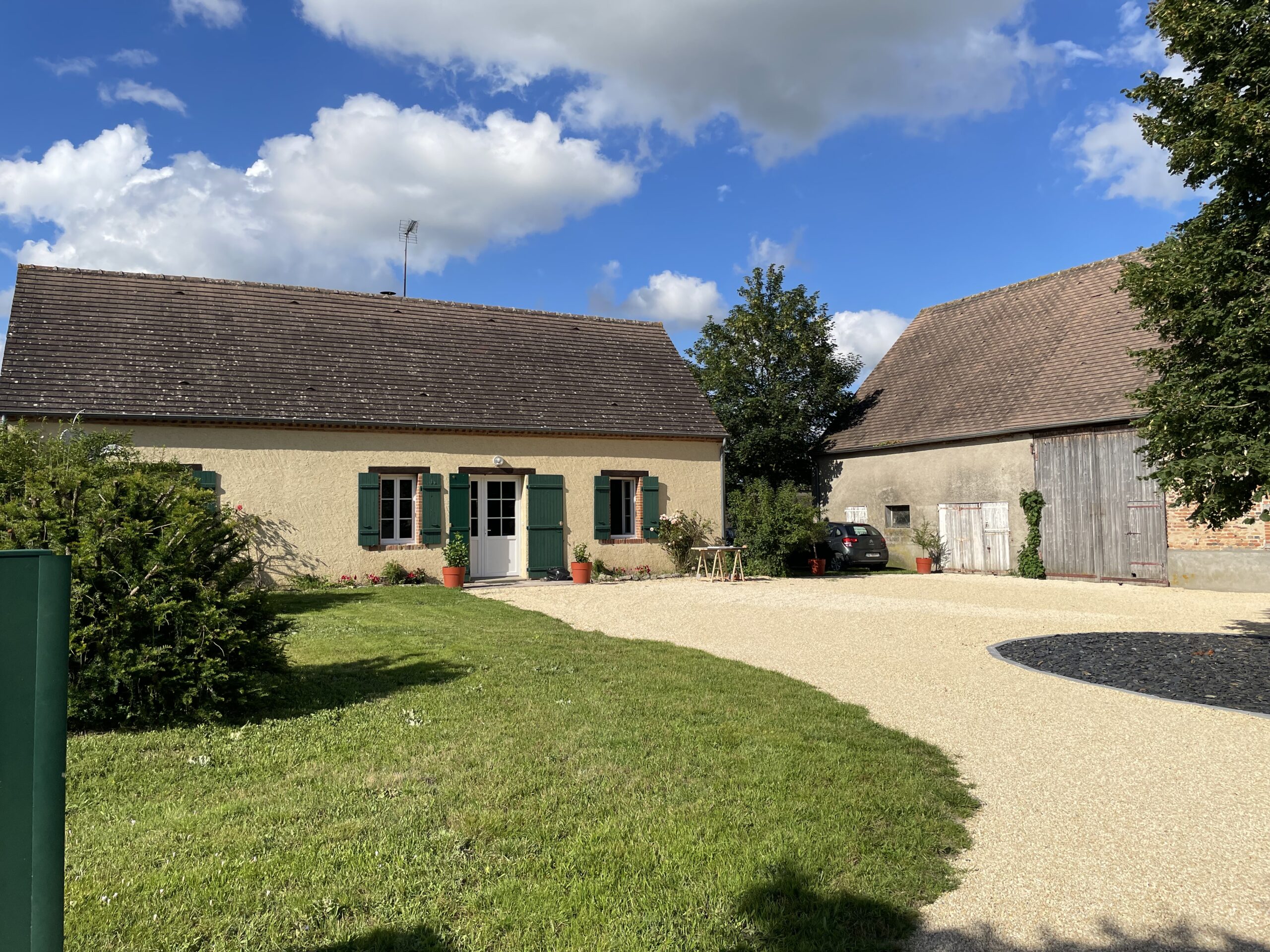 Les Marchands Exterior