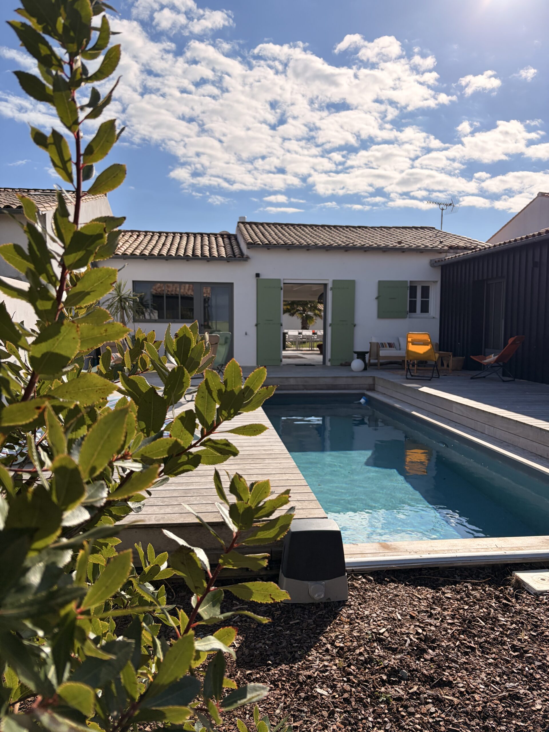 Vue sur le jardin depuis L'Ars de Vivre, maison de prestige à Ars-en-Ré