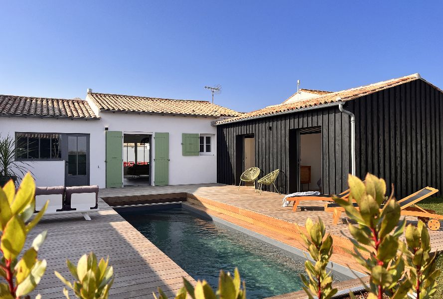 Piscine et terrasse en bois de L'Ars de Vivre, villa de location à Ars-en-Ré