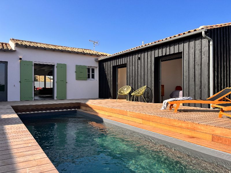 Vue extérieure de L'Ars de Vivre, maison haut de gamme avec piscine à Ars-en-Ré