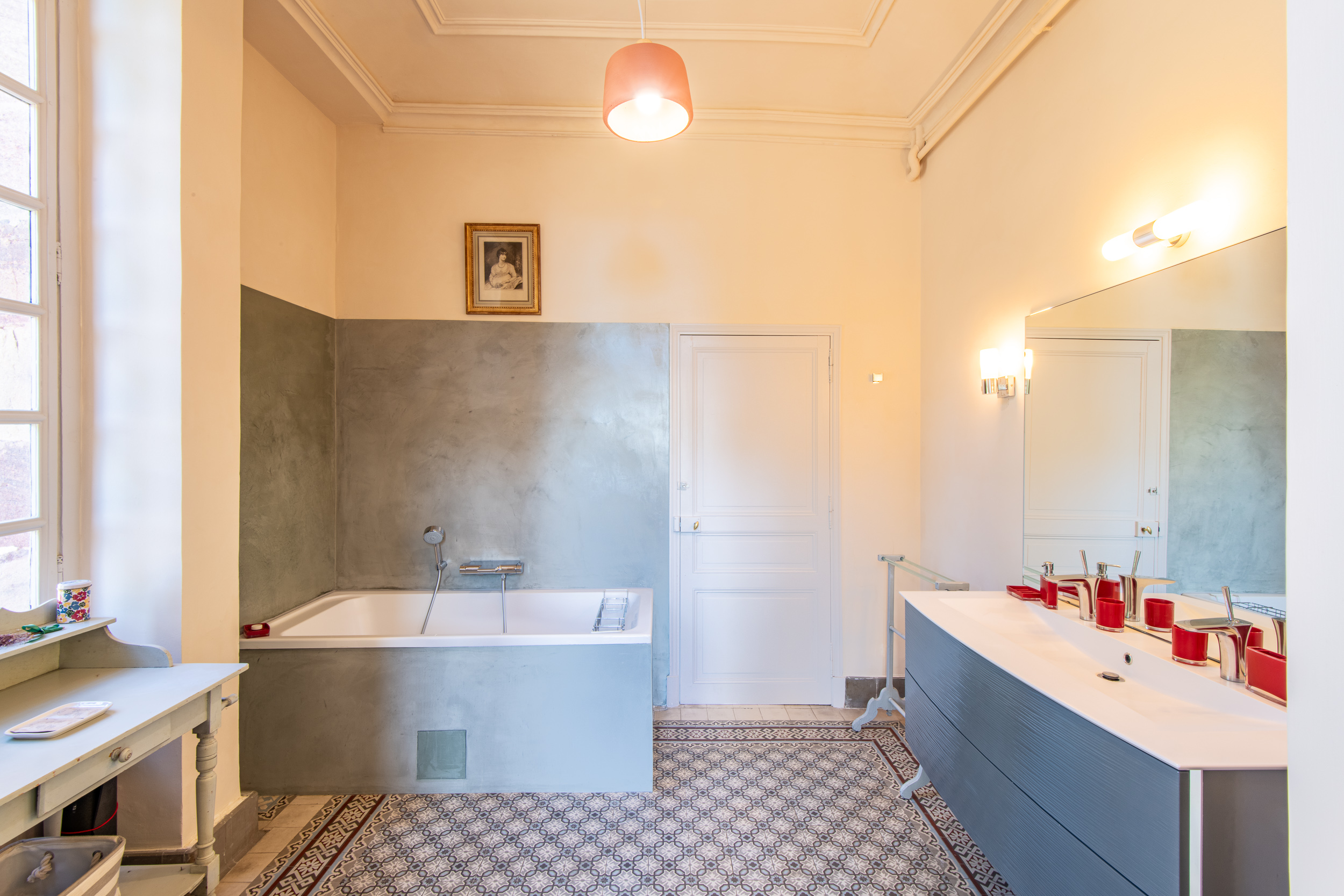 Master suite bathroom — Château Les Louteaux