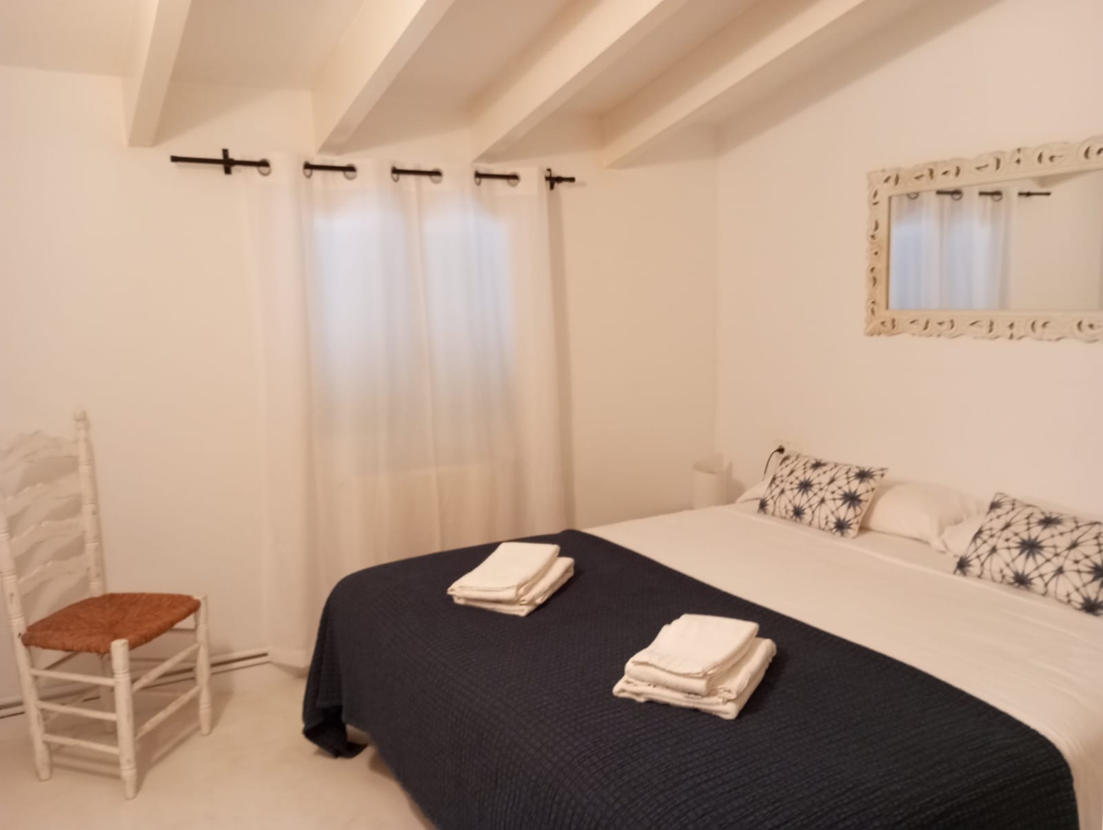 Habitación 3 de la Maison de Torret con cama doble, Menorca